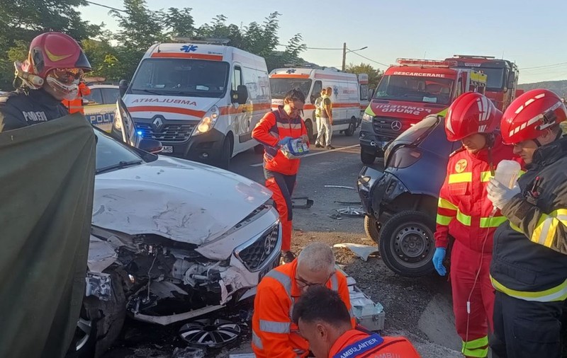 Un copil de 3 ani a murit, aruncat prin parbriz, într-un accident din Vâlcea, pentru că nu era într-un scaun pentru copii