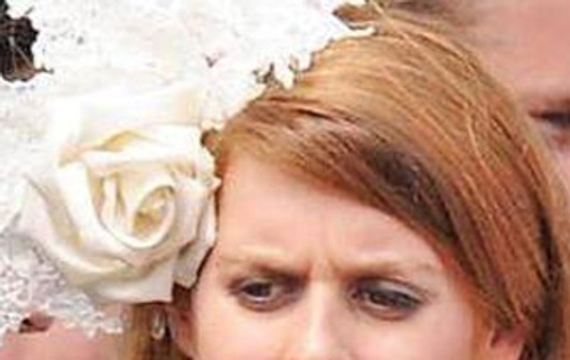Ce pălării ciudate poartă prinţesa Beatrice!