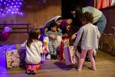 Copiii au primit încă de zilele trecute primele cadouri de Crăciun
