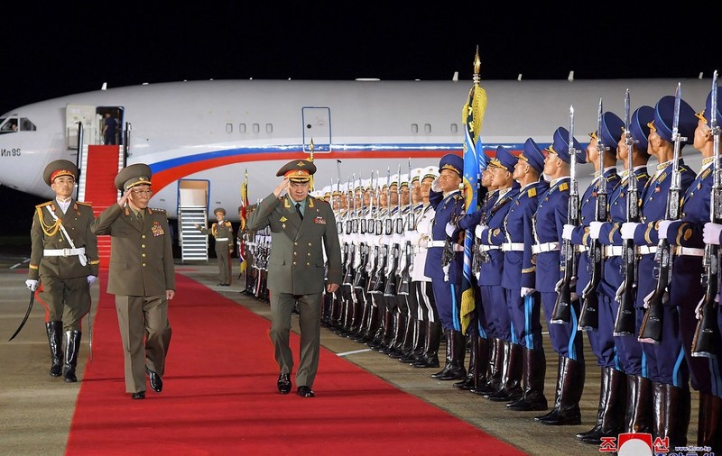 Serghei Șoigu, primit cu fast în Coreea de Nord, unde e așteptată și o delegație chineză. Motivul anunțat al vizitei