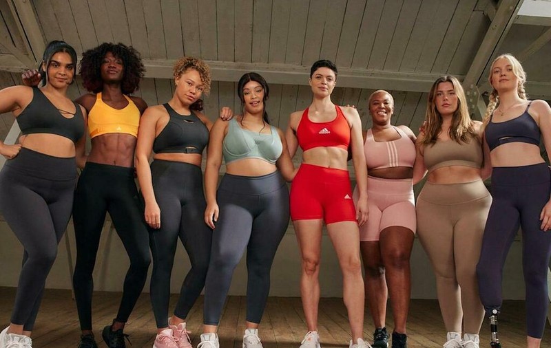 Reclamele la bustiere de sport Adidas, interzise în Marea Britanie, din cauza unor materiale publicitare cu sâni descoperiți