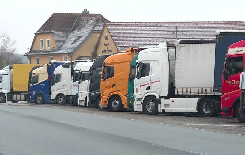 Șofer român de TIR, blocat într-o parcare din Franța, alături de zeci de colegi: „După o bere, vorbim cu toții aceeași limbă”