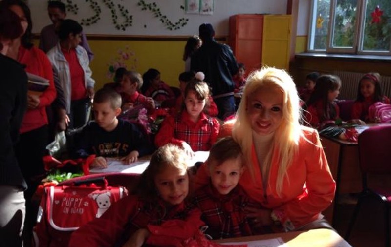 Larisa ex-Drăgulescu şi-a dus copiii la şcoală! Uite ce mândră stă cu ei în bancă! | FOTO