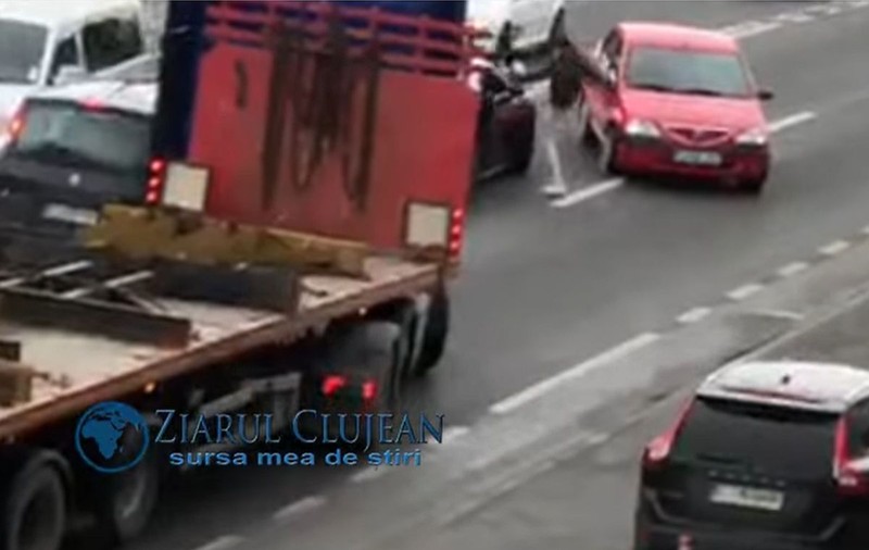 Bătaie în trafic între șoferi, pe o stradă din Cluj-Napoca. Incidentul a fost filmat