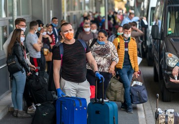 Muncitori sezonieri români pe aeroportul Karlsruhe / Baden Baden din Rheinmuenster, Germania / EPA