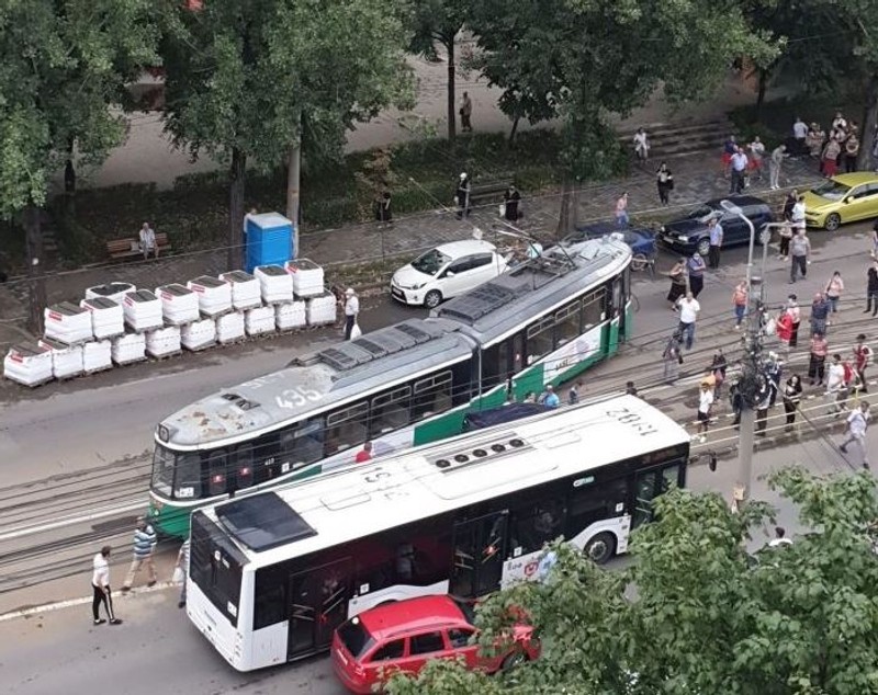 Un tramvai a deraiat în Iași, după ce un șofer i-a tăiat brusc calea. Accidentul, surprins de camere