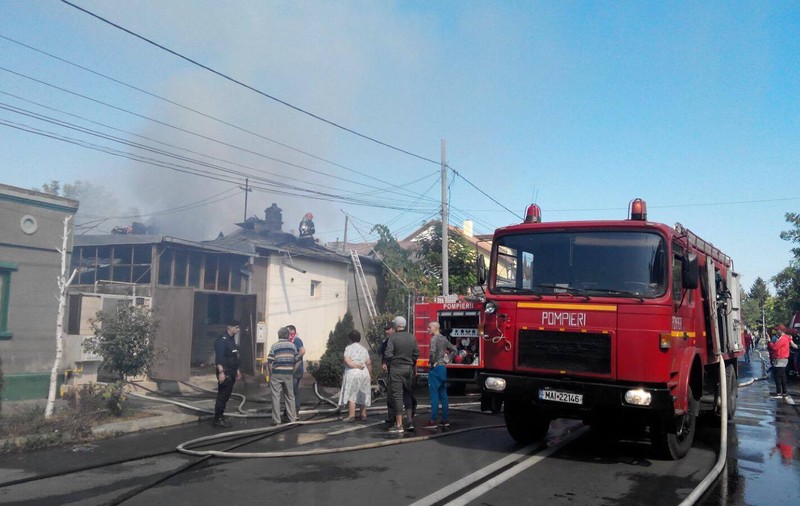 UPDATE/ Cauza incendiului de proporții în Brăila. Mai multe case au fost cuprinse de flăcări