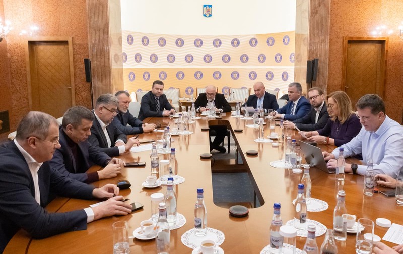 Trei timișoreni, în „fruncea” negocierilor pentru formarea noului guvern. Sorin Grindeanu, Dominic Fritz și Ovidiu Ganț, la masa unde se împarte puterea