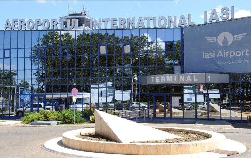Zeci de români veniți din Marea Britanie, prinși cu adeverințe COVID false. „Nu cred că NHS emite astfel de documente”