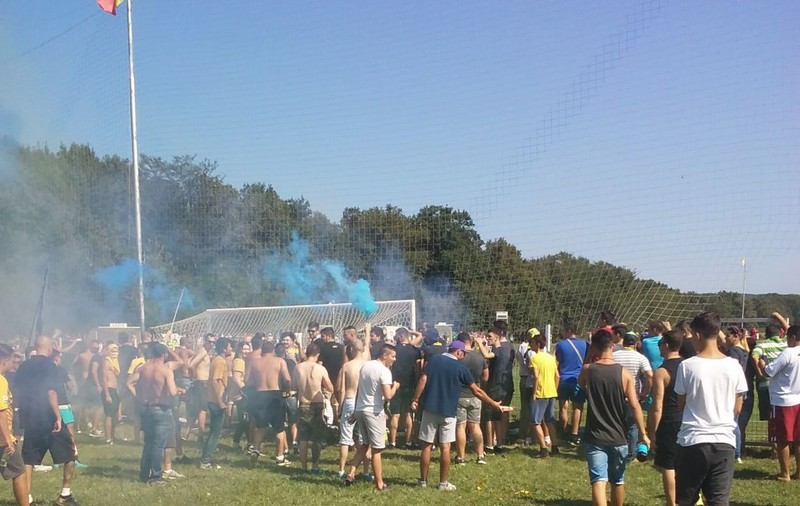 Petrolul a debutat la județ. Fanii ”lupilor” au intrat în vestiar ca să bată un jucător!