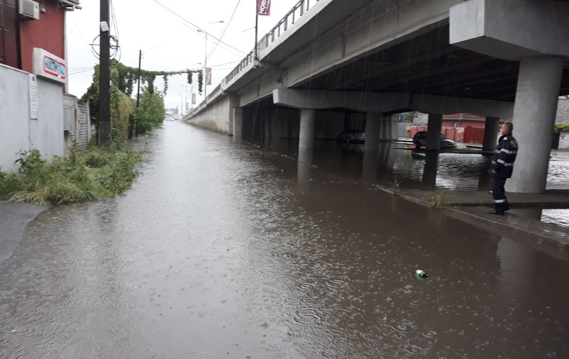 FOTO/ Mașină blocată în ape sub un pod din Timișoara. Inundații în tot județul Timiș după codul portocaliu de ploi