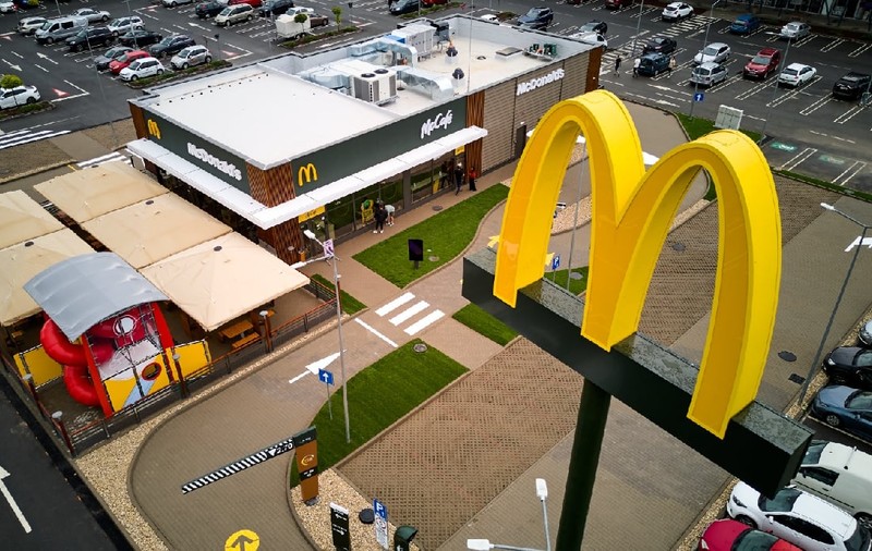 400.000 de români mănâncă în fiecare zi de la McDonald’s: câți bani a făcut în România, în 2025, cel mai mare lanț de fast-food