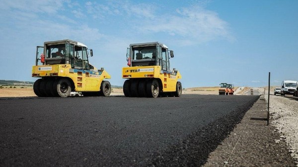 Mai multe buldozere nivelează un drum recent asfaltat, pe Autostrada A3, august 2025