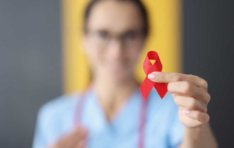 „Mi s-a spus ca am SIDA și să nu mă apropii de ei, că vor lua și ei”. Cum trăiesc în România persoanele diagnosticate cu HIV