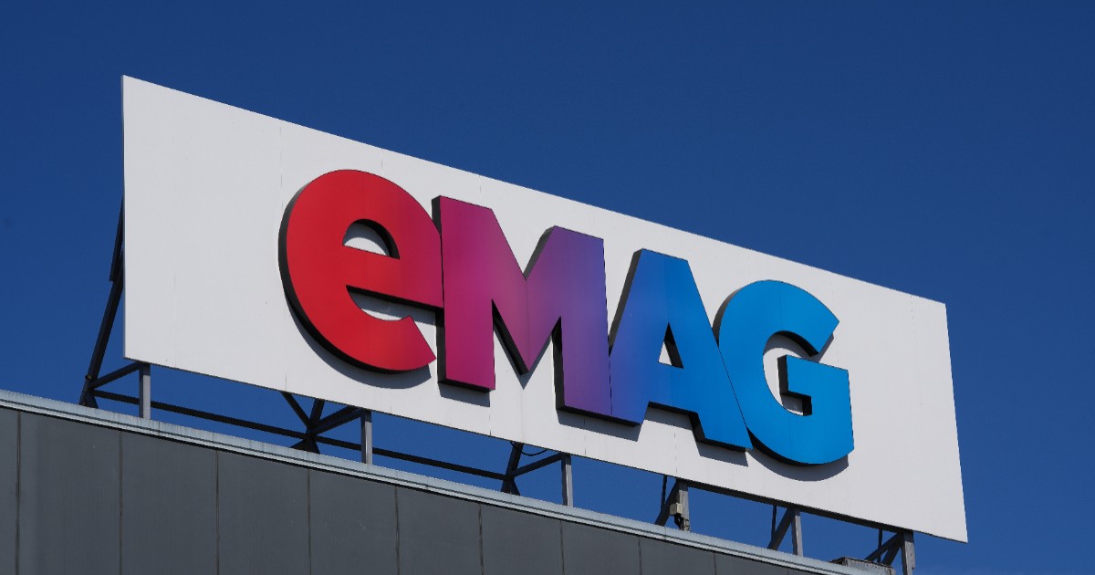 Logo-ul eMAG pe o clădire