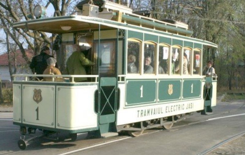 Tramvaiul-cafenea din Iași și Tramvaiul de epocă pot fi acum închiriate. Cât costă o plimbare de o oră