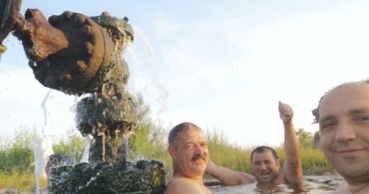 Bazin cu apă termală, improvizat într-un sat din Gorj