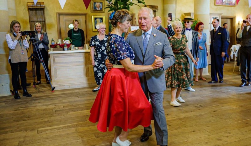 Regele Charles dansează cu Bridget Tibbs în timpul unui dans al ceaiului jubiliar găzduit de Fundația Prințului pentru a marca Jubileul de platină, la Highgrove, lângă Tetbury, Gloucestershire Foto: Profimedia Images