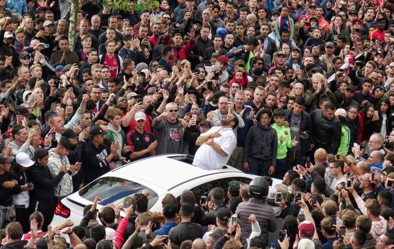 Susținere pentru Abdelhak Nouri. Zeci de fani s-au adunat în fața casei fotbalistului de la Ajax, aflat în comă artificială | VIDEO