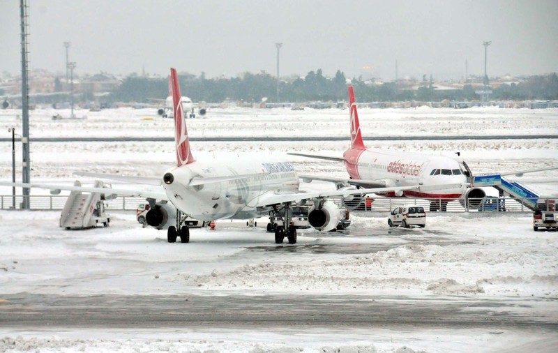 VIDEO. Aeroportul din Istanbul, afectat de ninsoarea abundentă. O parte din acoperiș a cedat sub greutatea zăpezii