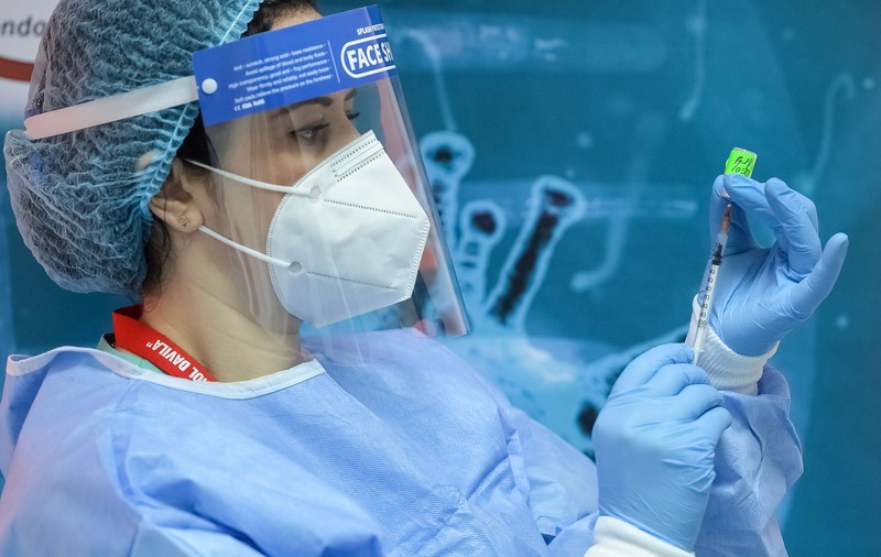 După aproape două ore de probleme tehnice, a doua etapă a vaccinării anti-COVID a început. Cine se poate imuniza și cum se face programarea pe platforma online