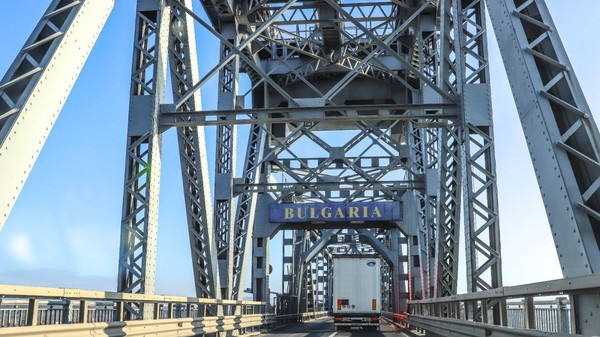 Imagine cu podul Prieteniei Giurgiu - Ruse. În imagini se vede și o plăcuță pe care scrie „Bulgaria”, dar și un TIR
