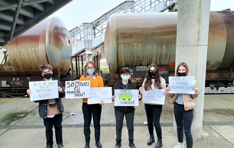 Mai mulți elevi din Constanța care veneau să protesteze în București au rămas blocați într-o comună din Călărași din cauza grevei CFR