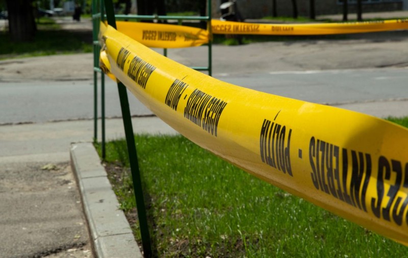 Un polițist din Bistrița a fost împușcat din greșeală de colegul său. Tânărul de 26 de ani este teafăr