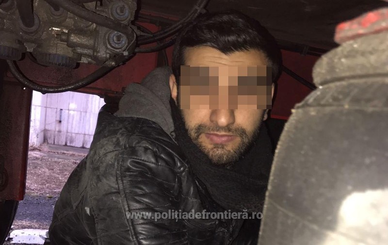 Un bărbat din Turcia s-a ascuns sub un camion încărcat cu roșii. A fost prins în Vama Nădlac