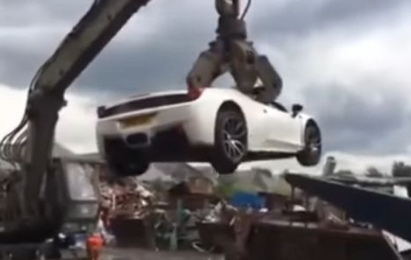 VIDEO | Un Ferrari confiscat de poliție a fost zdrobit chiar în fața proprietarului din cauza unei greșeli procedurale