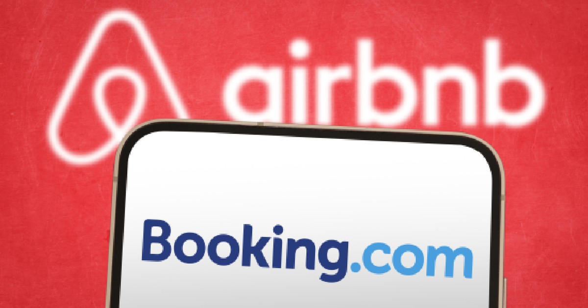 Airbnb și Booking afișate pe smartphone