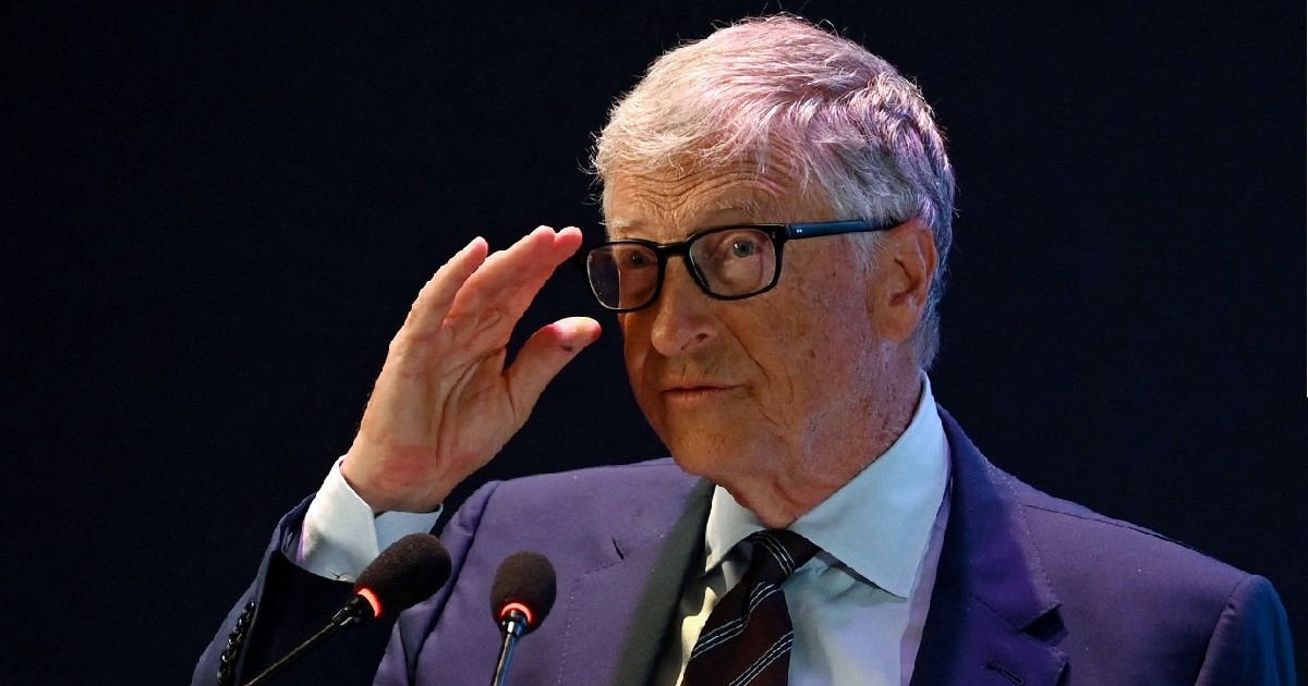 Filantropul american și co-fondatorul Microsoft Bill Gates gesticulează în timpul unui eveniment în New Delhi, 19 martie 2025.