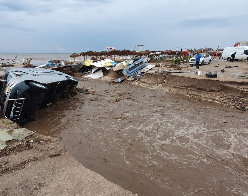 Urmările ploilor puternice de pe litoral. La Mangalia au căzut 200 l/mp. Maşini luate de apă, inundaţii în mai multe staţiuni: dezastru la Venus şi Vama Veche | FOTO