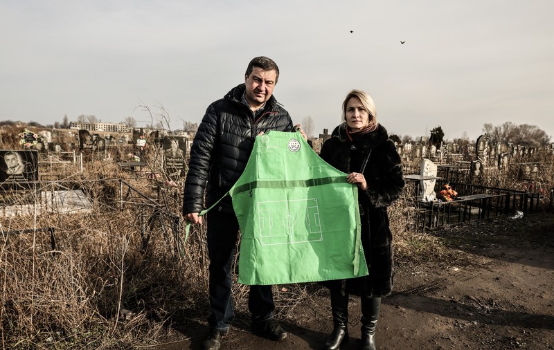 „Ne-a rămas de la el doar un șorț”. Destinul tragic al lui Maksym, adolescentul ucis de ruși în blocul morții din Dnipro. Părinții săi plecaseră de acasă