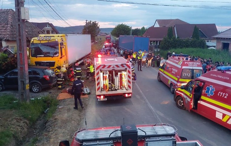 Accident grav între două camioane și o mașină în Ciba, județul Mureș. Opt persoane au fost rănite 