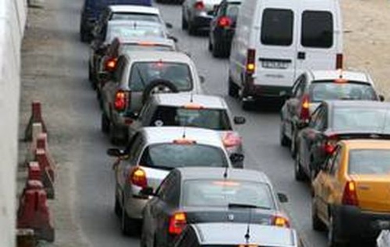 Trafic îngreunat pe DN1. Un utilaj a căzut peste o cisternă