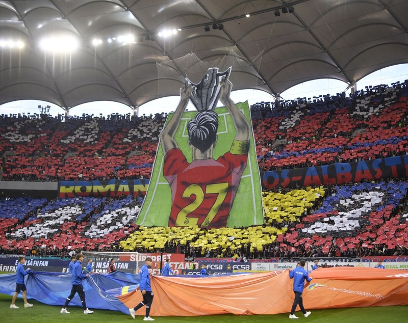 FCSB a primit trofeul de campioană a României în fața a peste 54.000 de spectatori, după ce a pierdut cu CFR Cluj