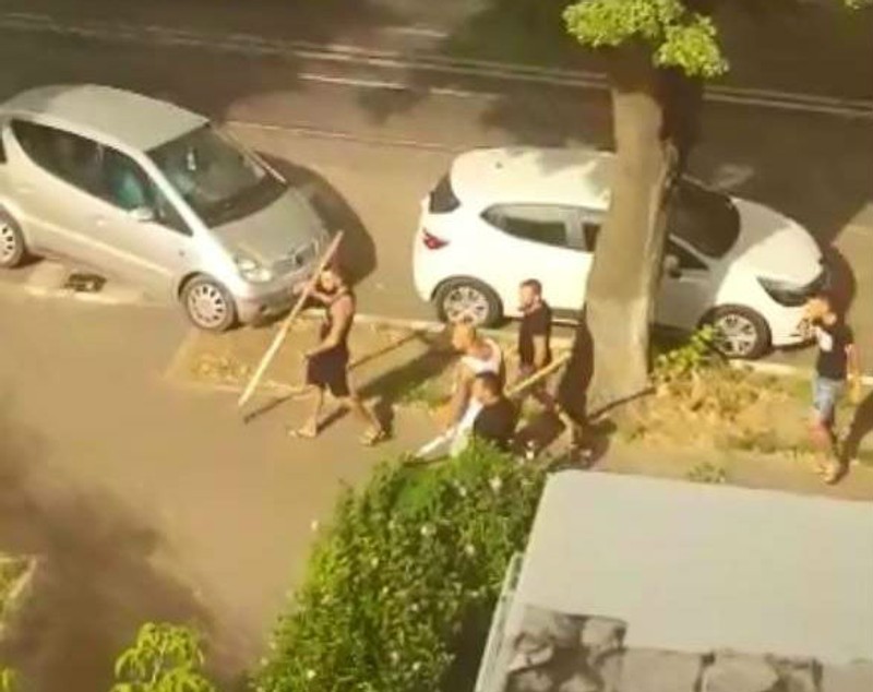 Bătaie la Galați, după un scandal la o frizerie. Un client a ignorat coada (VIDEO)
