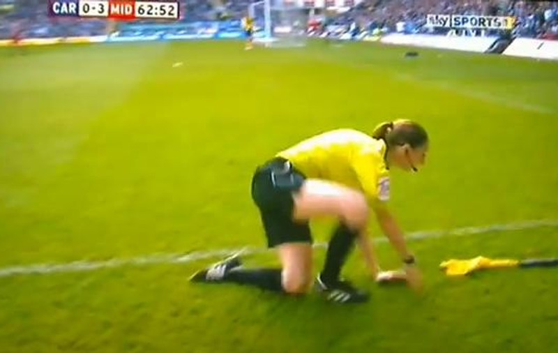 Video | Un jucător pune la pământ o femeie arbitru-asistent! A făcut-o intenționat?