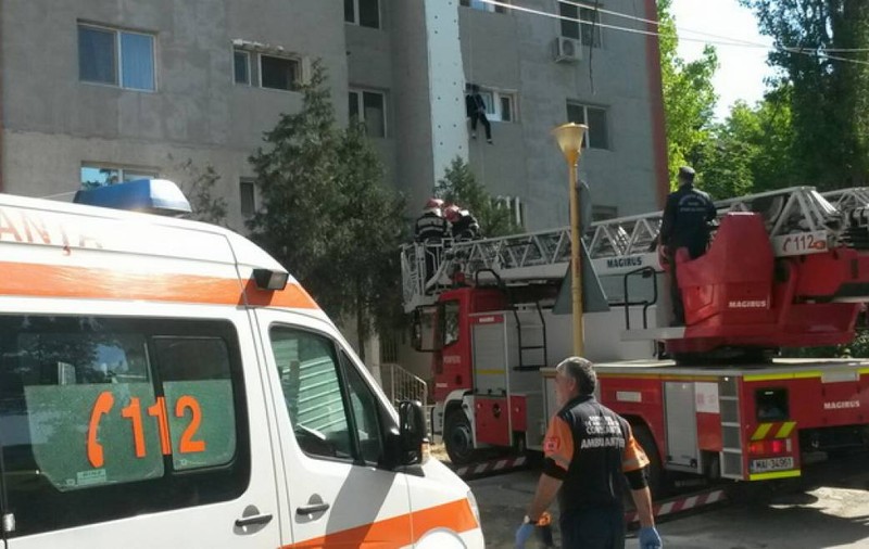 Un bărbat cu probleme psihice, salvat de pompieri la Constanța | A rămas blocat pe pervazul vecinului