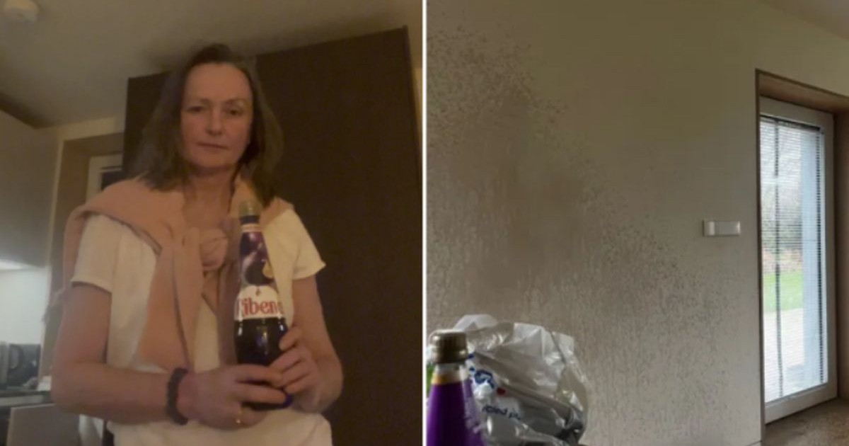 O femei cu o sticlă de suc Ribena în mână, iar în partea dreapta se vede peretele pătat de suc, după ce sticla ținută orizontal în casă a bubuit, Sussex, martie 2026.