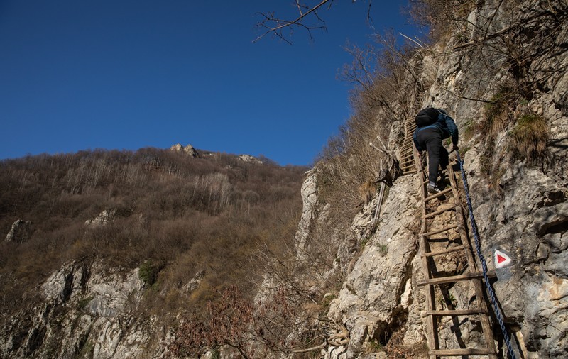 Satul din Munții Cernei cu doar 30 de locuitori la care ajungi urcând pe o scară de salcâm. „E bine că mai vin turiști, să vedem și noi alți oameni”
