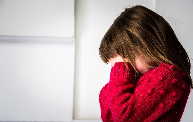 Trei bărbaţi din Tulcea, arestaţi preventiv după ce au violat o minoră, au înregistrat-o şi au distribuit imaginile pe rețelele sociale