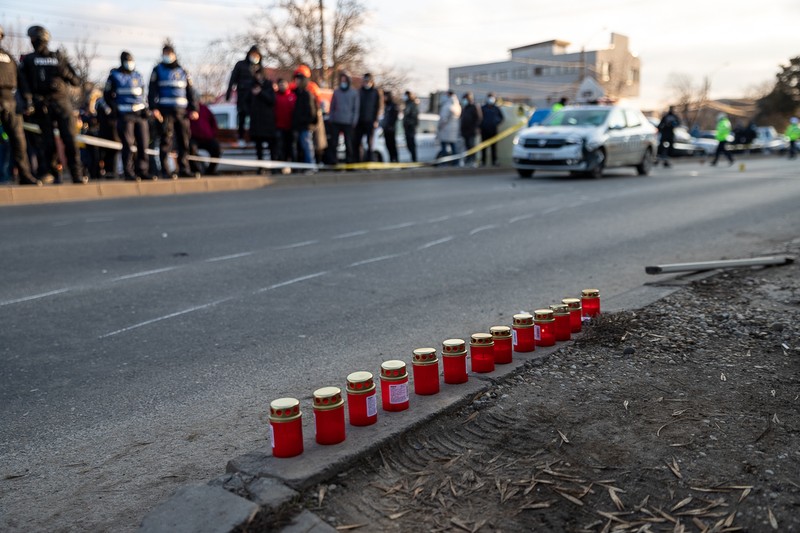Lumânări aprinse pentru fetița de 13 ani care și-a pierdut viața în accident