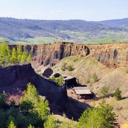 Vulcanul de la Racoș, în dreapta se văd platourile de filmare