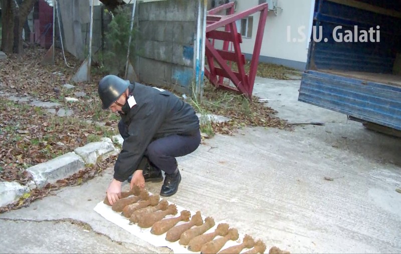 Zeci de bombe au fost descoperite în județul Galați. Obuzele puteau să explodeze oricând lângă un teren de sport