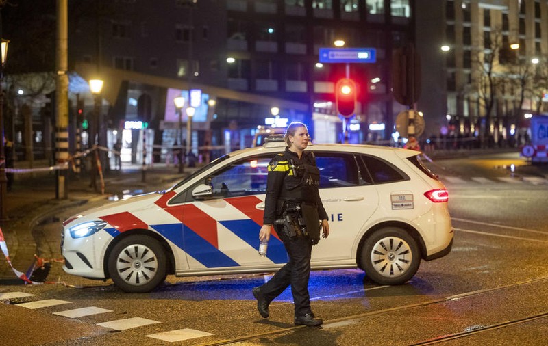 Cel puțin o persoană a fost luată ostatică în Amsterdam de un bărbat înarmat, anunță Poliția locală