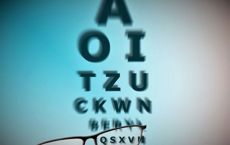 Durerea de cap poate fi semn de astigmatism. Ce trebuie să știi