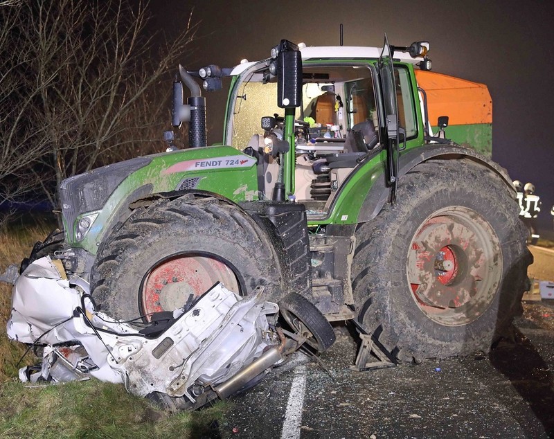 Salvatorii n-au știut ore în șir câți oameni erau într-o mașină strivită complet de un tractor, pe un drum din Germania