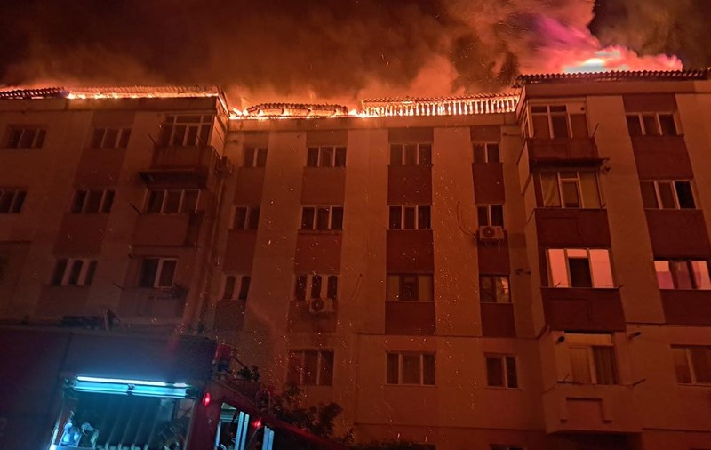 Incendiu puternic la Bârlad. Acoperișul unui bloc de locuințe a ars ca o torță. Peste 300 de oameni, evacuați. VIDEO